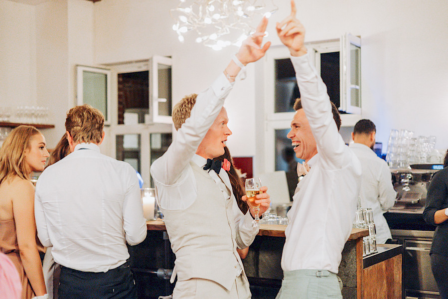 Katja Velmans Hochzeitsfotograf Düsseldorf – Standesamt und freie Trauung in der Auermühle