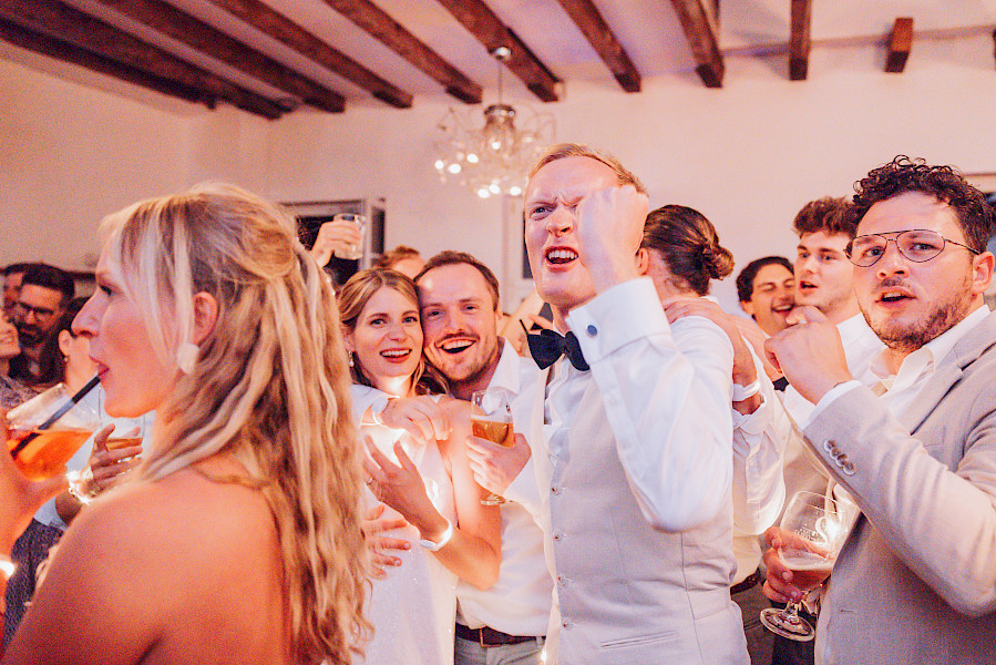 Katja Velmans Hochzeitsfotograf Düsseldorf – Standesamt und freie Trauung in der Auermühle