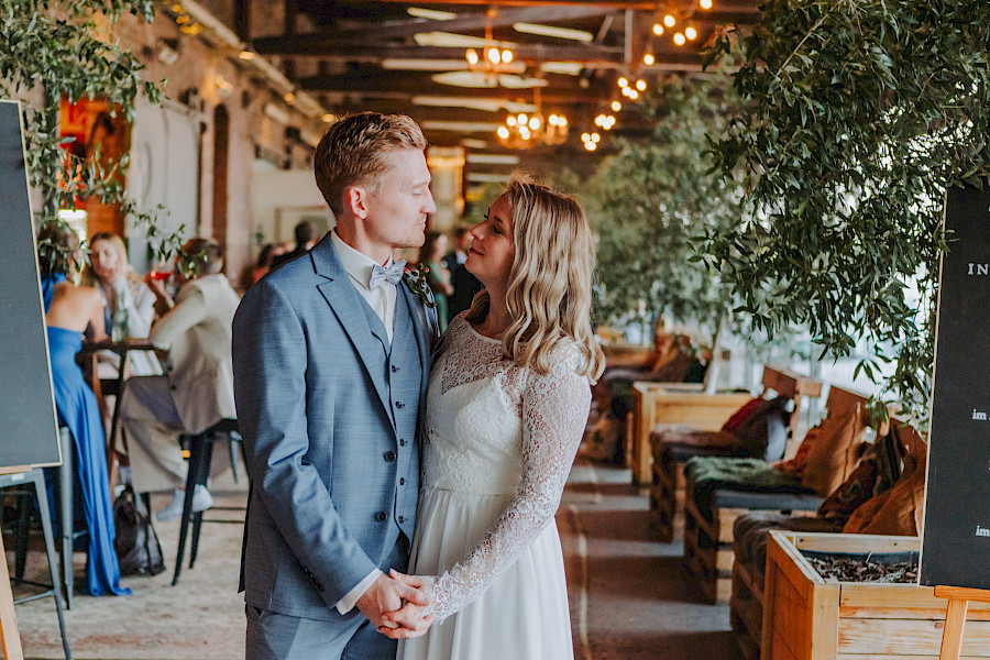 Katja Velmans Hochzeitsfotograf Düsseldorf – Freie Trauung im Gare du Neuss
