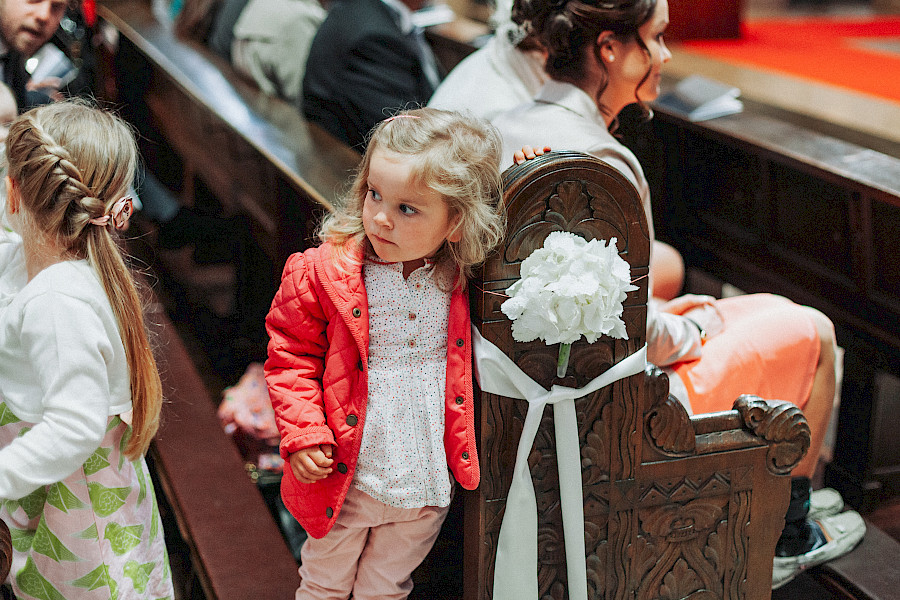 Katja Velmans Hochzeitsfotograf Düsseldorf – Kirchliche Trauung in Oberkassel und Hochzeitsfeier im Landhaus Mönchenwerth