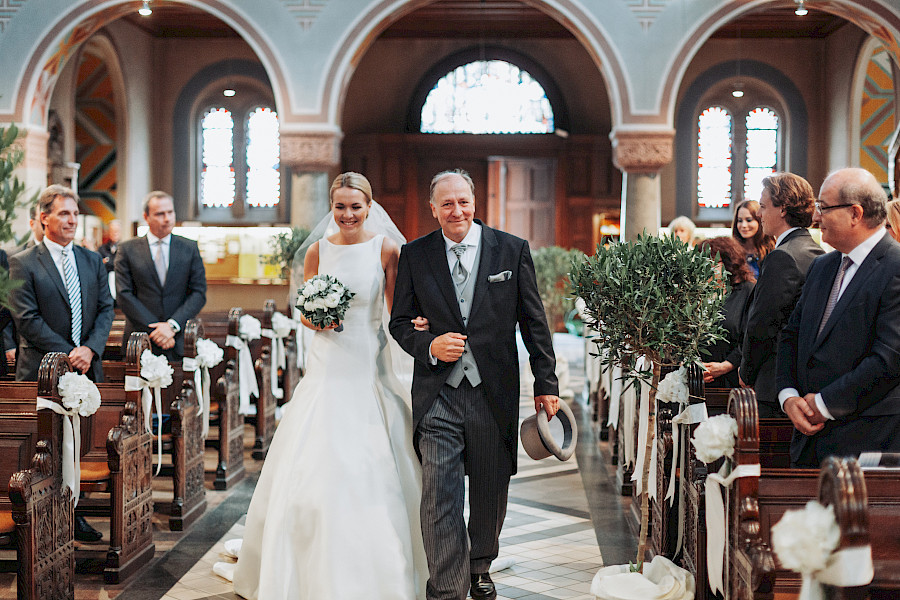 Katja Velmans Hochzeitsfotograf Düsseldorf – Kirchliche Trauung in Oberkassel und Hochzeitsfeier im Landhaus Mönchenwerth