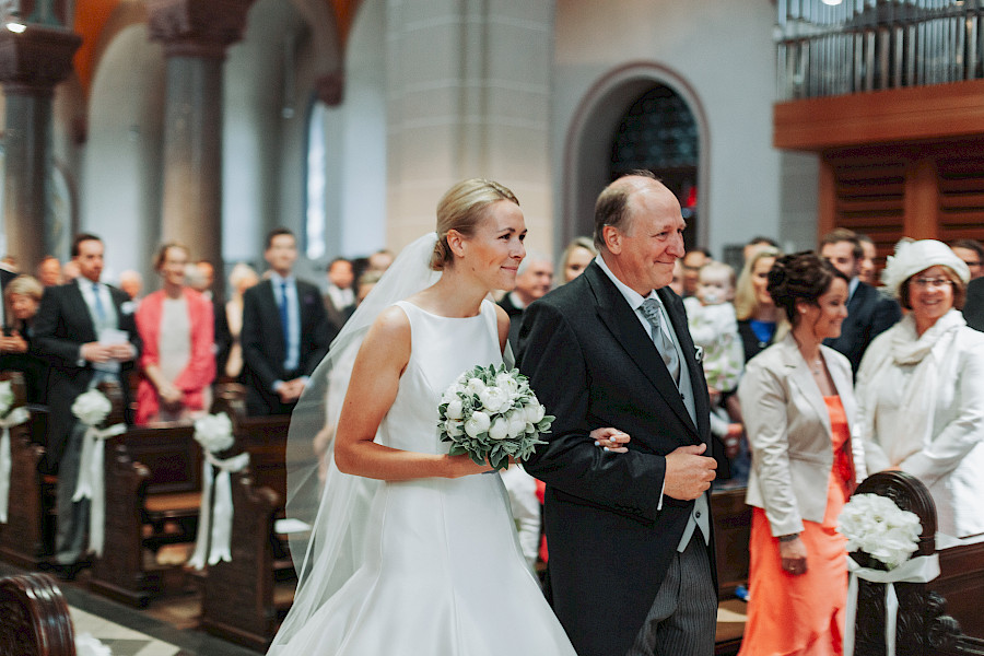 Katja Velmans Hochzeitsfotograf Düsseldorf – Kirchliche Trauung in Oberkassel und Hochzeitsfeier im Landhaus Mönchenwerth