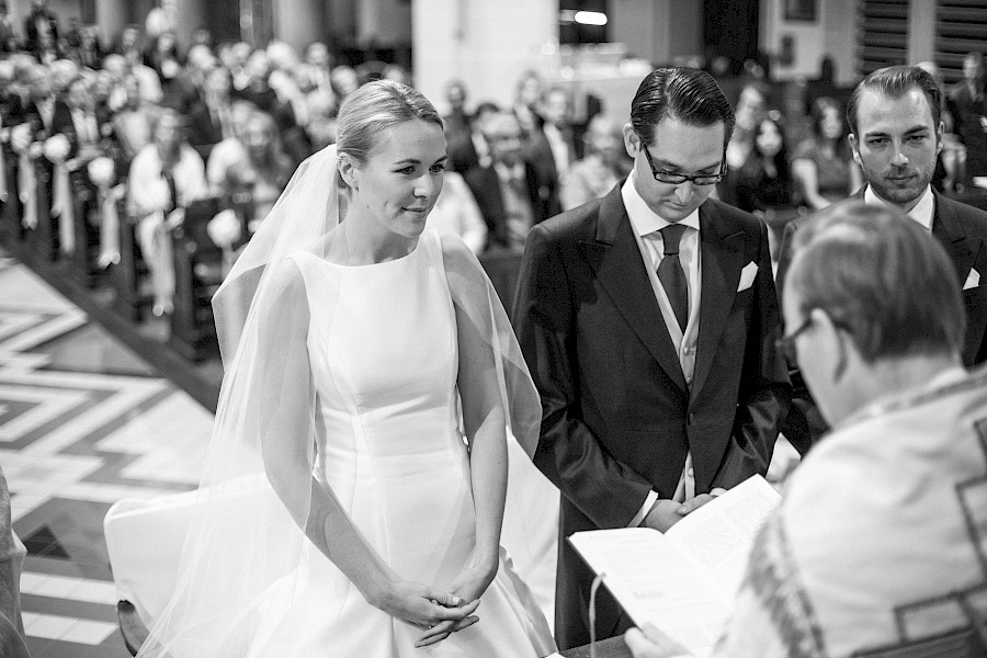 Katja Velmans Hochzeitsfotograf Düsseldorf – Kirchliche Trauung in Oberkassel und Hochzeitsfeier im Landhaus Mönchenwerth