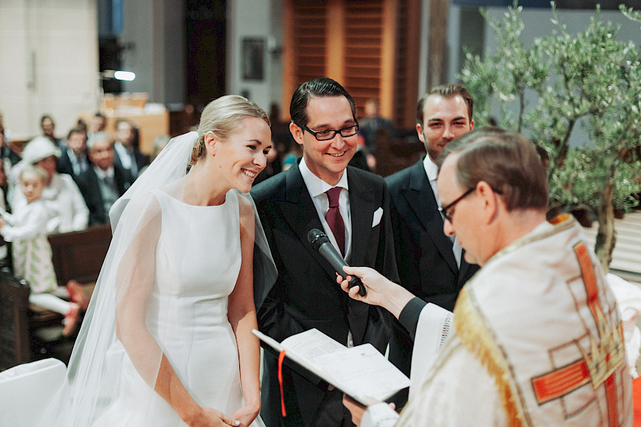 Katja Velmans Hochzeitsfotograf Düsseldorf – Kirchliche Trauung in Oberkassel und Hochzeitsfeier im Landhaus Mönchenwerth