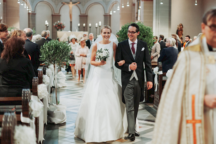 Katja Velmans Hochzeitsfotograf Düsseldorf – Kirchliche Trauung in Oberkassel und Hochzeitsfeier im Landhaus Mönchenwerth