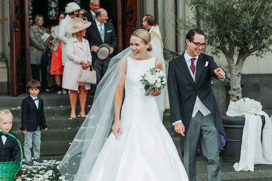 Katja Velmans Hochzeitsfotograf Düsseldorf – Kirchliche Trauung in Oberkassel und Hochzeitsfeier im Landhaus Mönchenwerth