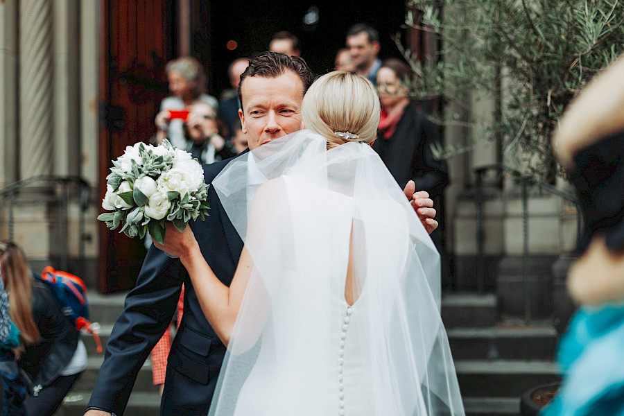 Katja Velmans Hochzeitsfotograf Düsseldorf – Kirchliche Trauung in Oberkassel und Hochzeitsfeier im Landhaus Mönchenwerth