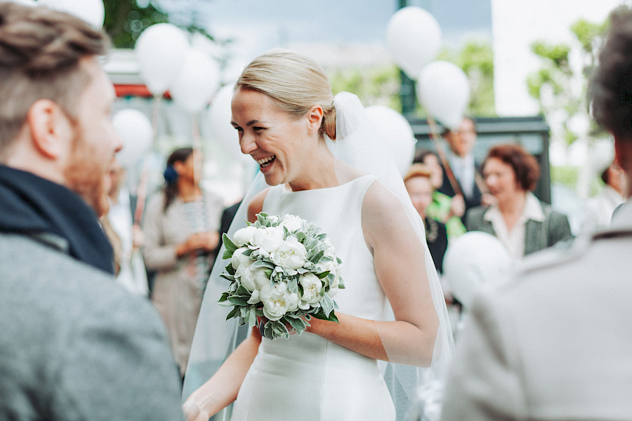 Katja Velmans Hochzeitsfotograf Düsseldorf – Kirchliche Trauung in Oberkassel und Hochzeitsfeier im Landhaus Mönchenwerth