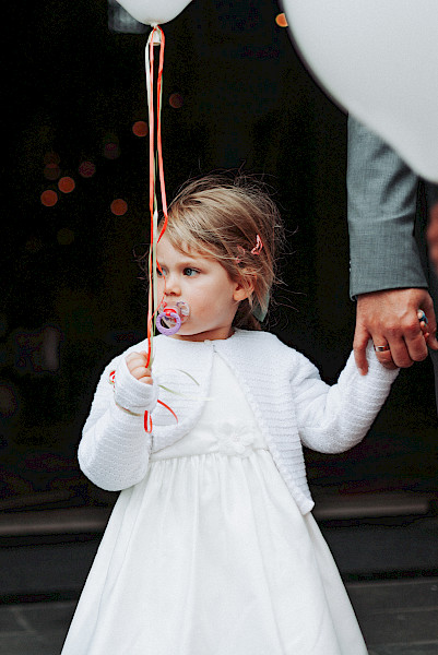 Katja Velmans Hochzeitsfotograf Düsseldorf – Kirchliche Trauung in Oberkassel und Hochzeitsfeier im Landhaus Mönchenwerth