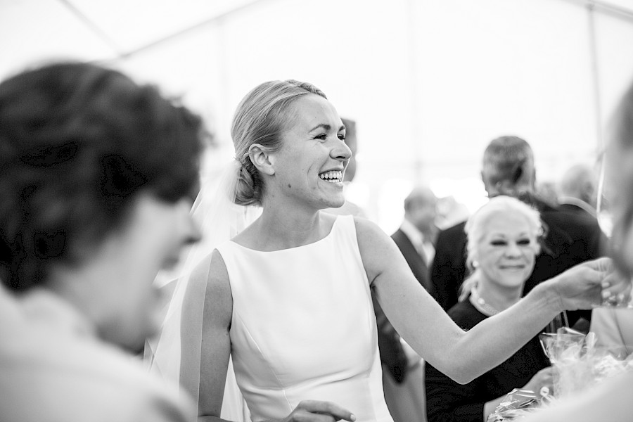 Katja Velmans Hochzeitsfotograf Düsseldorf – Kirchliche Trauung in Oberkassel und Hochzeitsfeier im Landhaus Mönchenwerth