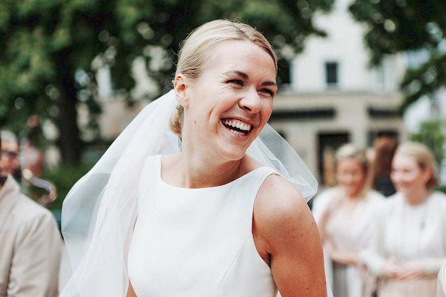 Katja Velmans Hochzeitsfotograf Düsseldorf – Kirchliche Trauung in Oberkassel und Hochzeitsfeier im Landhaus Mönchenwerth