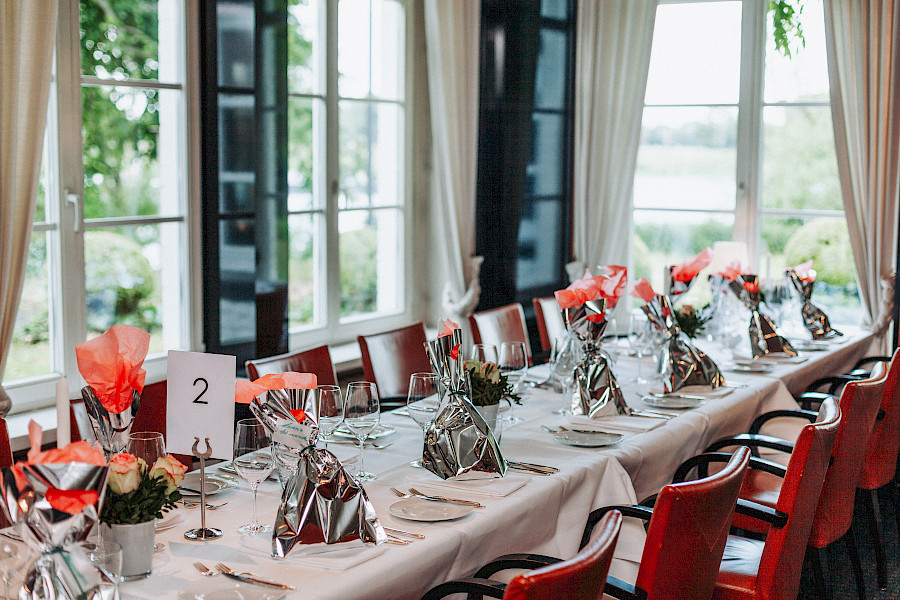 Katja Velmans Hochzeitsfotograf Düsseldorf – Kirchliche Trauung in Oberkassel und Hochzeitsfeier im Landhaus Mönchenwerth