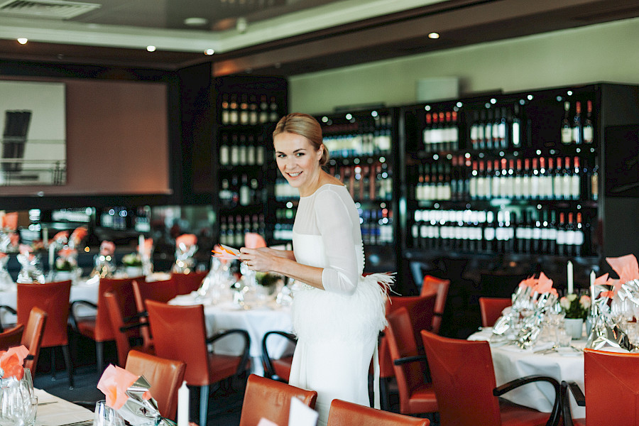 Katja Velmans Hochzeitsfotograf Düsseldorf – Kirchliche Trauung in Oberkassel und Hochzeitsfeier im Landhaus Mönchenwerth