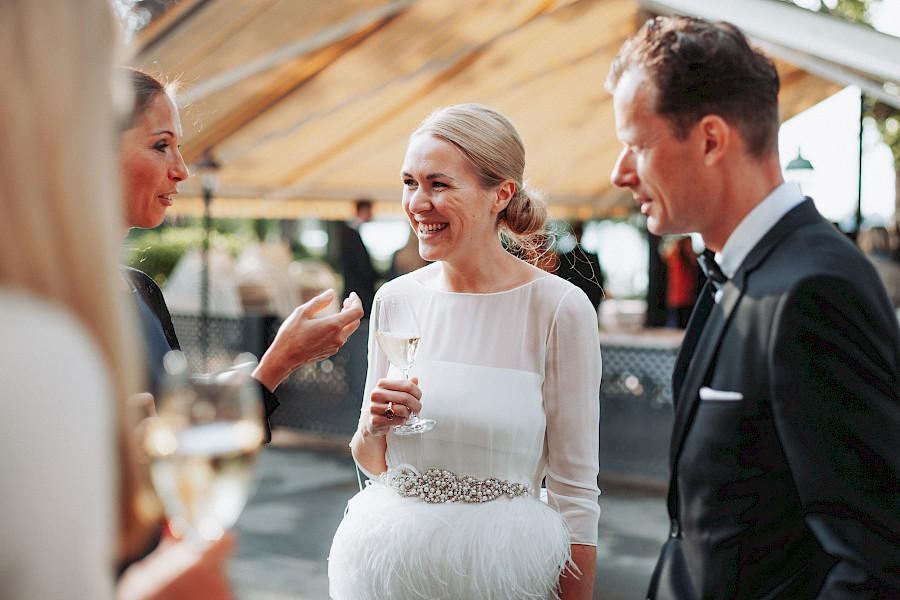 Katja Velmans Hochzeitsfotograf Düsseldorf – Kirchliche Trauung in Oberkassel und Hochzeitsfeier im Landhaus Mönchenwerth