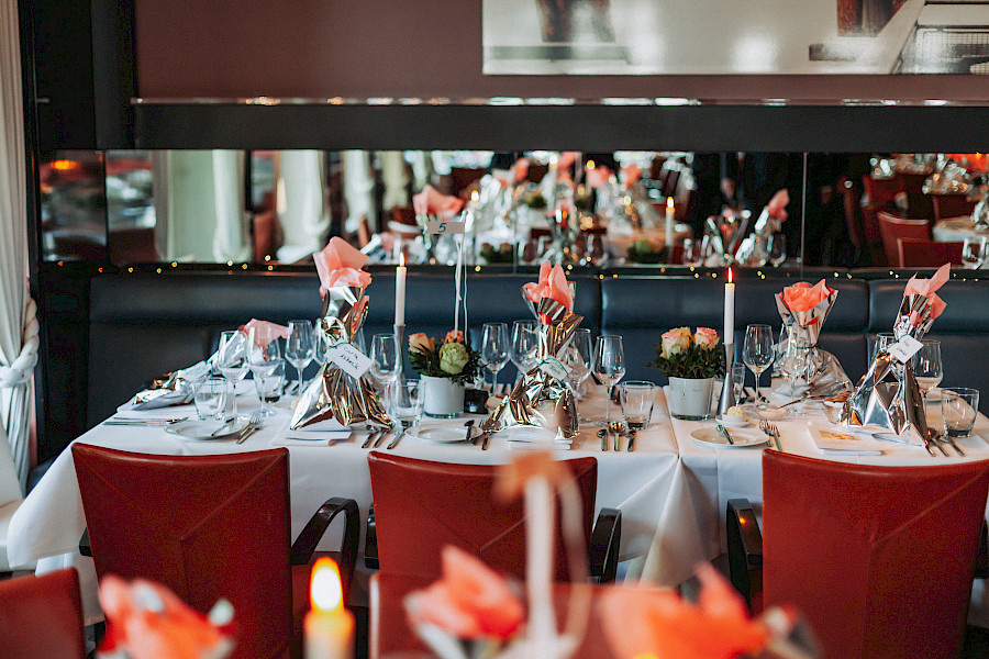 Katja Velmans Hochzeitsfotograf Düsseldorf – Kirchliche Trauung in Oberkassel und Hochzeitsfeier im Landhaus Mönchenwerth