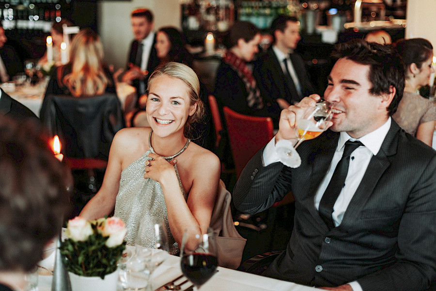 Katja Velmans Hochzeitsfotograf Düsseldorf – Kirchliche Trauung in Oberkassel und Hochzeitsfeier im Landhaus Mönchenwerth