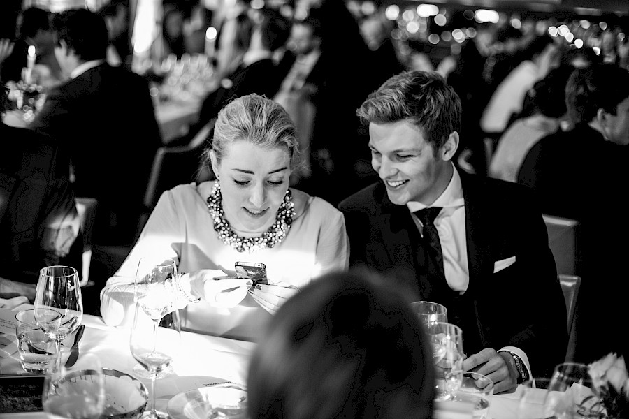 Katja Velmans Hochzeitsfotograf Düsseldorf – Kirchliche Trauung in Oberkassel und Hochzeitsfeier im Landhaus Mönchenwerth