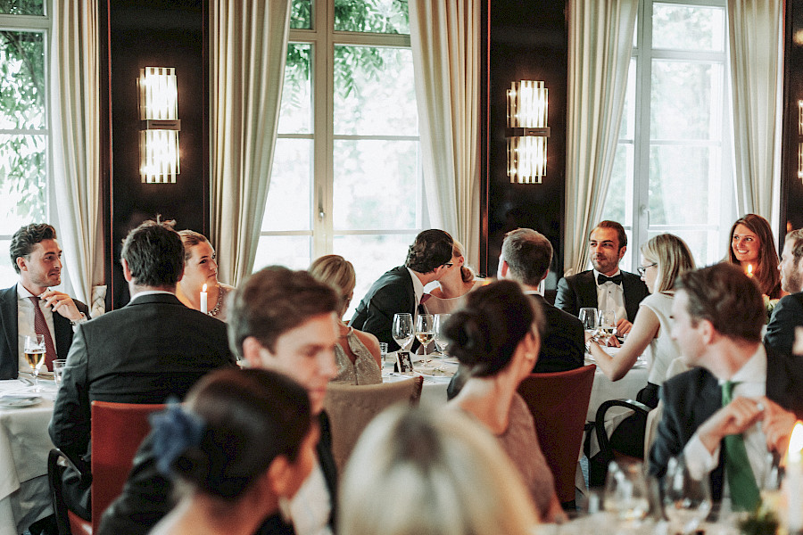 Katja Velmans Hochzeitsfotograf Düsseldorf – Kirchliche Trauung in Oberkassel und Hochzeitsfeier im Landhaus Mönchenwerth