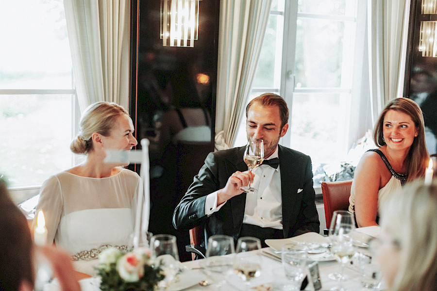 Katja Velmans Hochzeitsfotograf Düsseldorf – Kirchliche Trauung in Oberkassel und Hochzeitsfeier im Landhaus Mönchenwerth