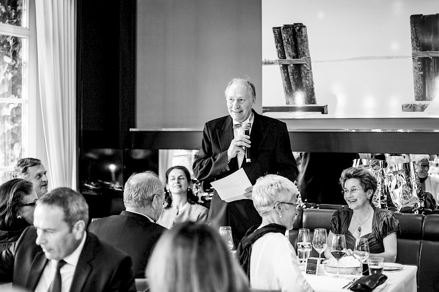 Katja Velmans Hochzeitsfotograf Düsseldorf – Kirchliche Trauung in Oberkassel und Hochzeitsfeier im Landhaus Mönchenwerth