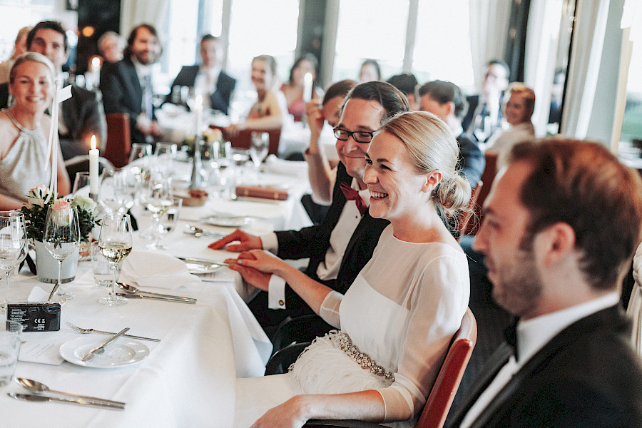 Katja Velmans Hochzeitsfotograf Düsseldorf – Kirchliche Trauung in Oberkassel und Hochzeitsfeier im Landhaus Mönchenwerth