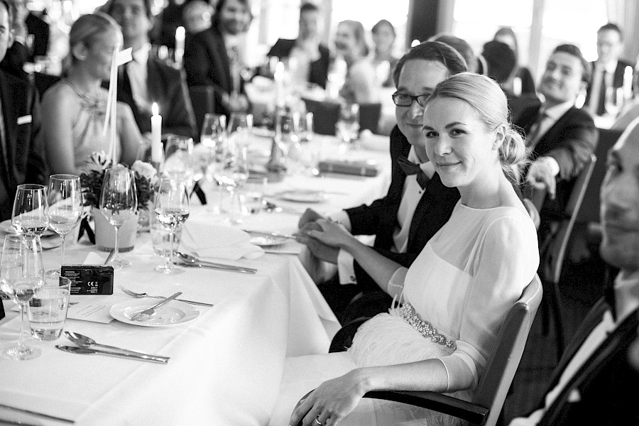 Katja Velmans Hochzeitsfotograf Düsseldorf – Kirchliche Trauung in Oberkassel und Hochzeitsfeier im Landhaus Mönchenwerth