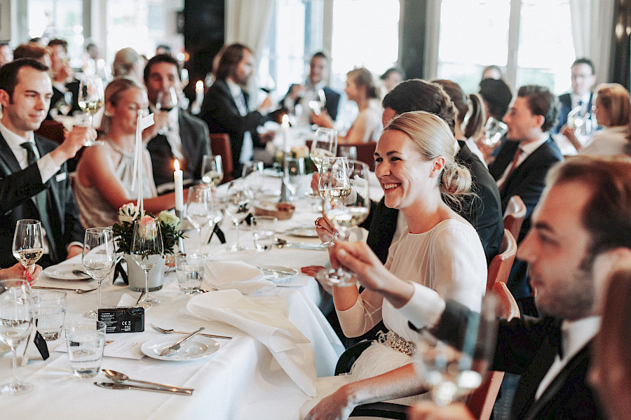 Katja Velmans Hochzeitsfotograf Düsseldorf – Kirchliche Trauung in Oberkassel und Hochzeitsfeier im Landhaus Mönchenwerth