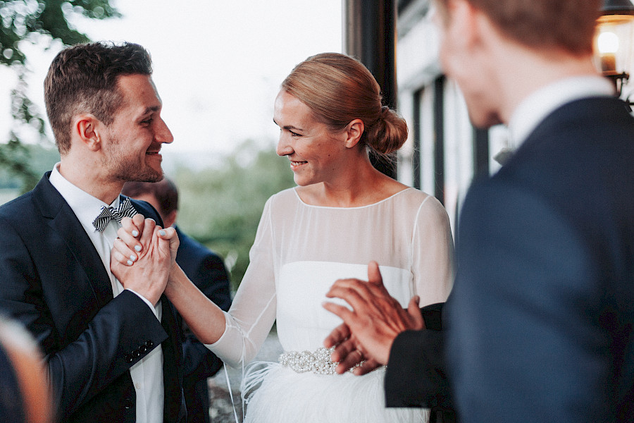 Katja Velmans Hochzeitsfotograf Düsseldorf – Kirchliche Trauung in Oberkassel und Hochzeitsfeier im Landhaus Mönchenwerth