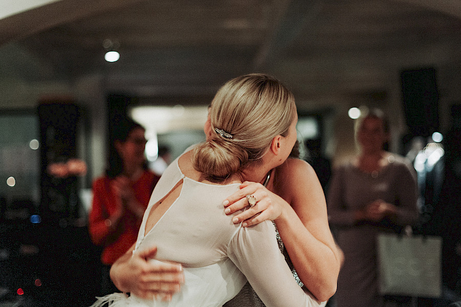 Katja Velmans Hochzeitsfotograf Düsseldorf – Kirchliche Trauung in Oberkassel und Hochzeitsfeier im Landhaus Mönchenwerth