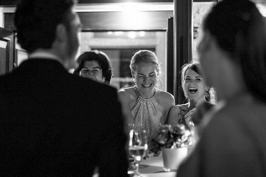 Katja Velmans Hochzeitsfotograf Düsseldorf – Kirchliche Trauung in Oberkassel und Hochzeitsfeier im Landhaus Mönchenwerth