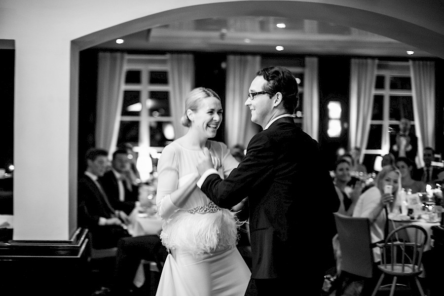 Katja Velmans Hochzeitsfotograf Düsseldorf – Kirchliche Trauung in Oberkassel und Hochzeitsfeier im Landhaus Mönchenwerth