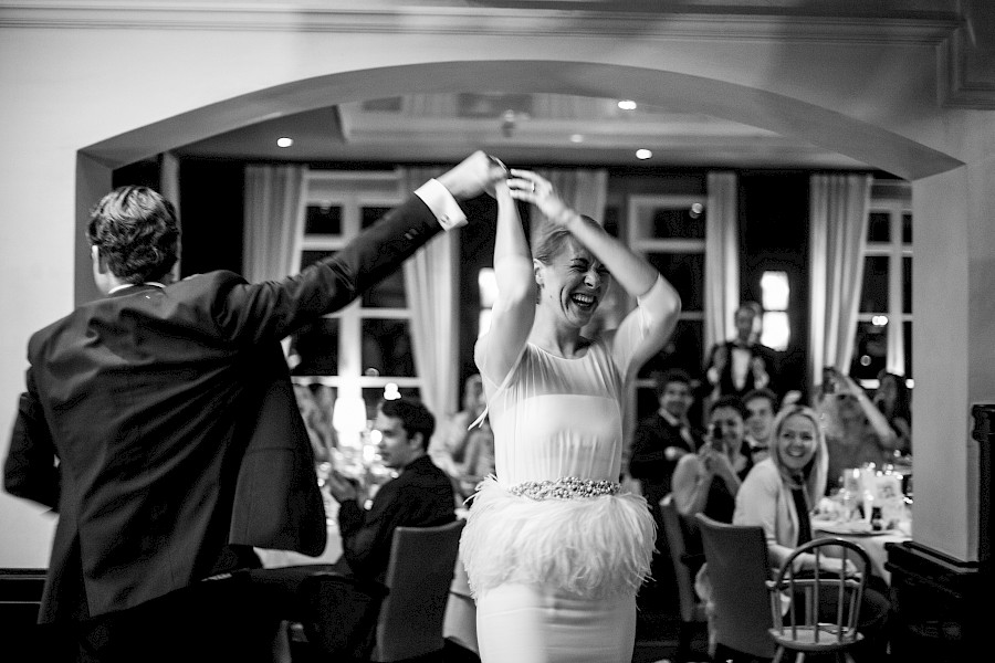 Katja Velmans Hochzeitsfotograf Düsseldorf – Kirchliche Trauung in Oberkassel und Hochzeitsfeier im Landhaus Mönchenwerth