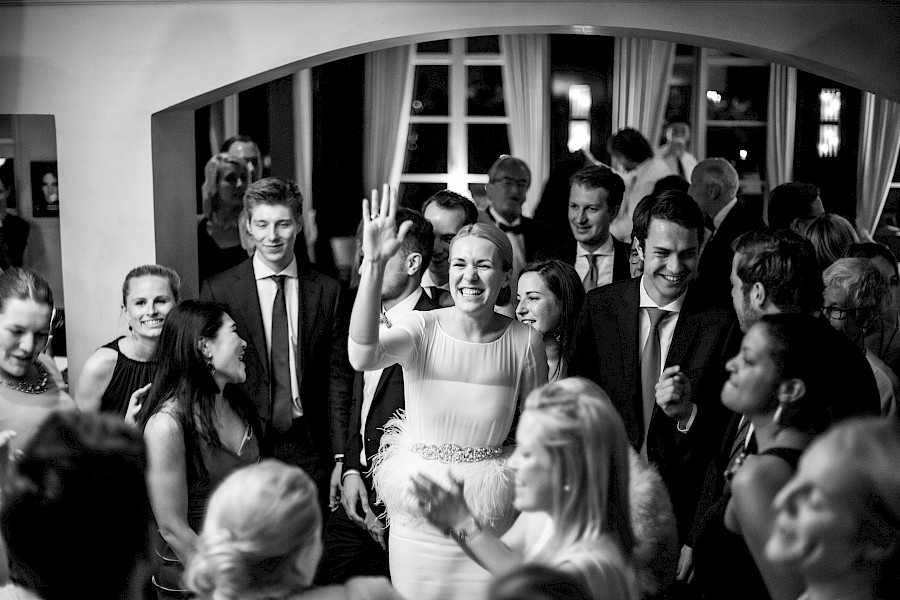 Katja Velmans Hochzeitsfotograf Düsseldorf – Kirchliche Trauung in Oberkassel und Hochzeitsfeier im Landhaus Mönchenwerth