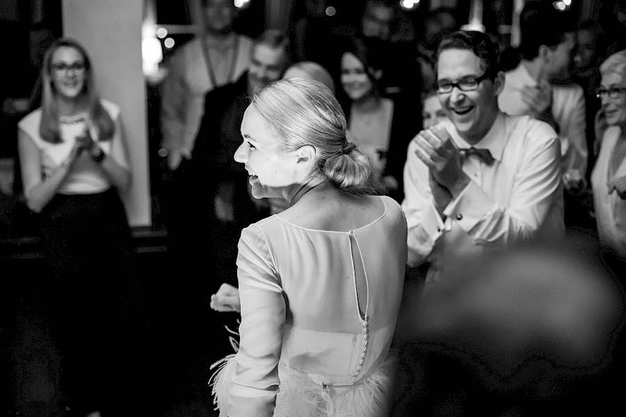 Katja Velmans Hochzeitsfotograf Düsseldorf – Kirchliche Trauung in Oberkassel und Hochzeitsfeier im Landhaus Mönchenwerth