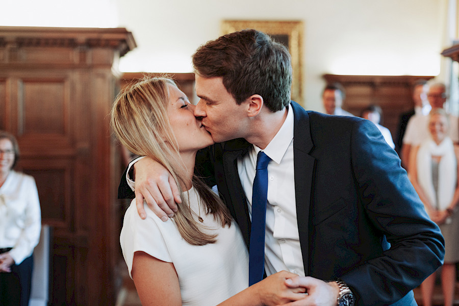 Katja Velmans Hochzeitsfotograf Düsseldorf – Franzi und Ben - Standesamtliche Trauung Düsseldorf Inselstraße