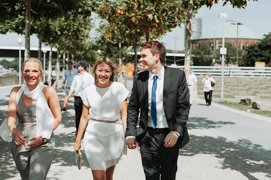Katja Velmans Hochzeitsfotograf Düsseldorf – Franzi und Ben - Standesamtliche Trauung Düsseldorf Inselstraße