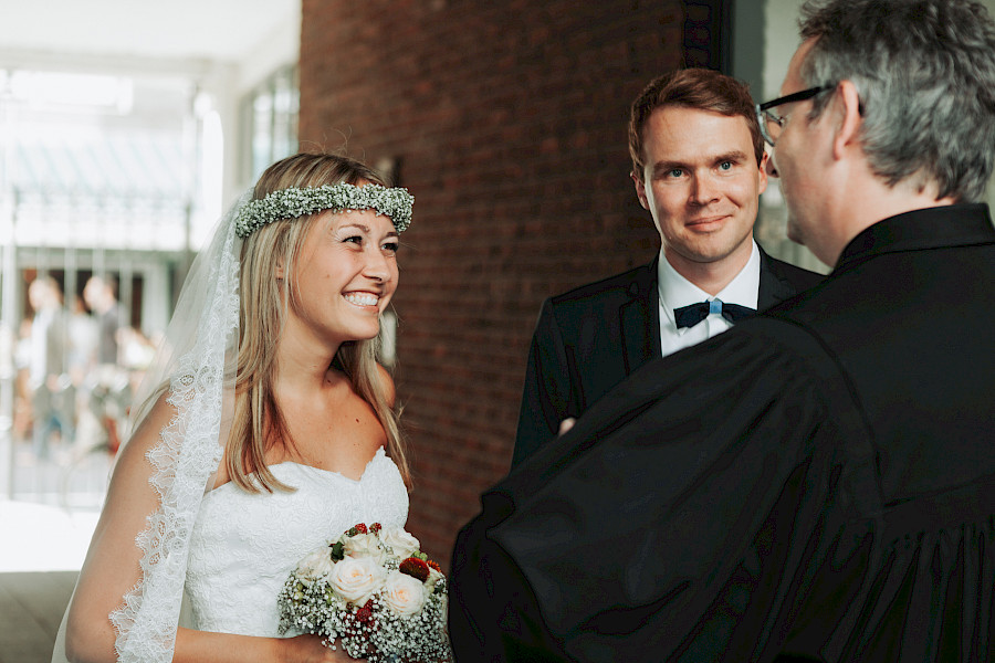 Katja Velmans Hochzeitsfotograf Düsseldorf – Kirchliche Trauung in der Altstadt und Hochzeitsfeier auf dem Nothenhof