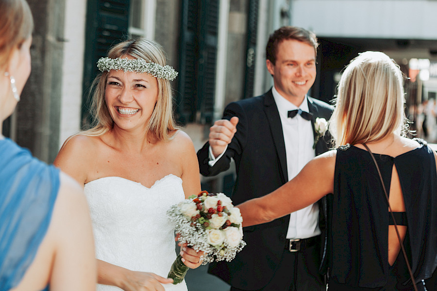 Katja Velmans Hochzeitsfotograf Düsseldorf – Kirchliche Trauung in der Altstadt und Hochzeitsfeier auf dem Nothenhof