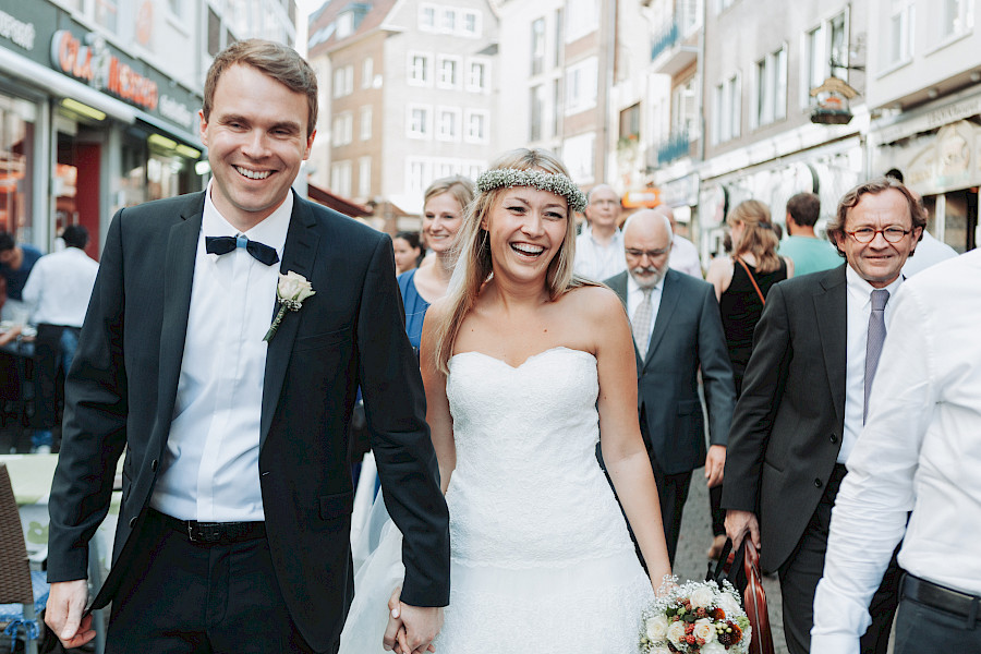 Katja Velmans Hochzeitsfotograf Düsseldorf – Kirchliche Trauung in der Altstadt und Hochzeitsfeier auf dem Nothenhof