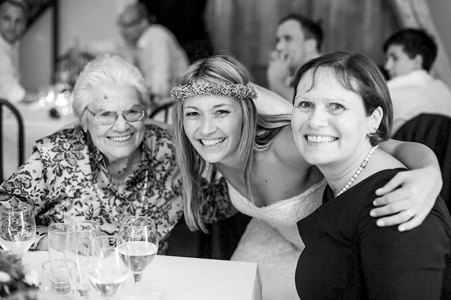 Katja Velmans Hochzeitsfotograf Düsseldorf – Kirchliche Trauung in der Altstadt und Hochzeitsfeier auf dem Nothenhof