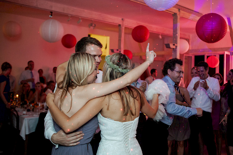 Katja Velmans Hochzeitsfotograf Düsseldorf – Kirchliche Trauung in der Altstadt und Hochzeitsfeier auf dem Nothenhof