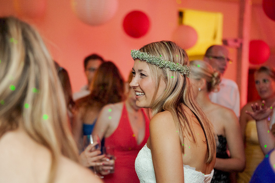 Katja Velmans Hochzeitsfotograf Düsseldorf – Kirchliche Trauung in der Altstadt und Hochzeitsfeier auf dem Nothenhof