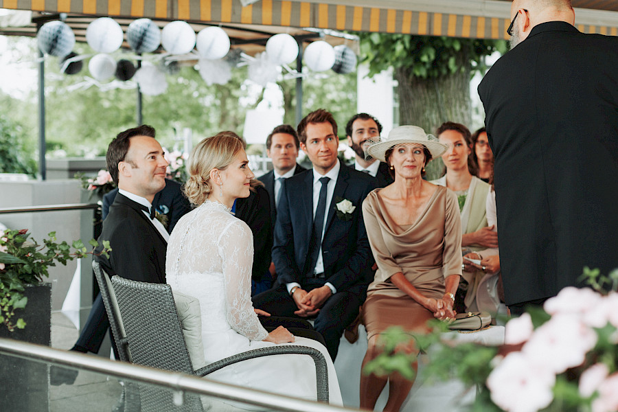 Katja Velmans Hochzeitsfotograf Düsseldorf – Freie Trauung im Landhaus Mönchenwerth