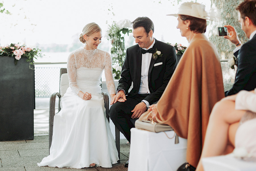 Katja Velmans Hochzeitsfotograf Düsseldorf – Freie Trauung im Landhaus Mönchenwerth