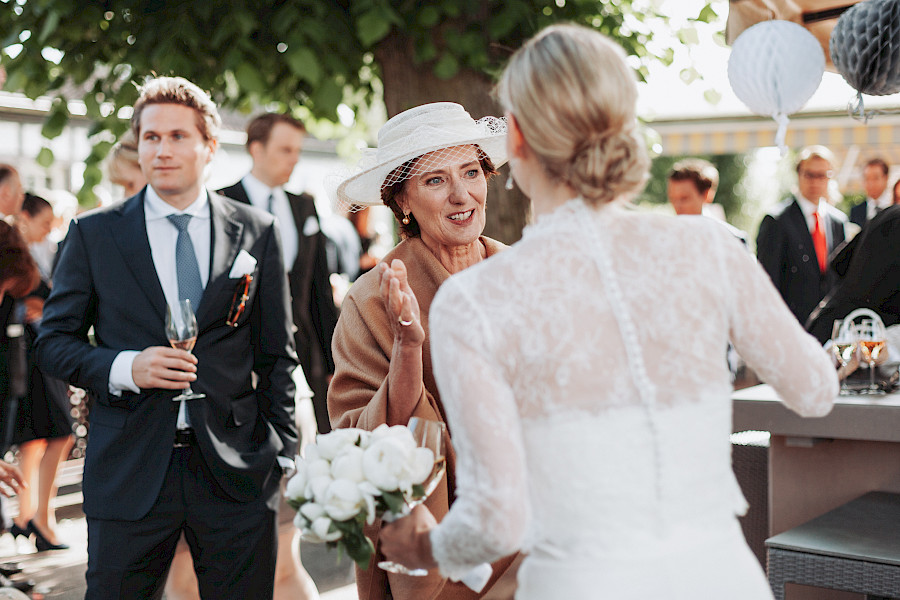 Katja Velmans Hochzeitsfotograf Düsseldorf – Freie Trauung im Landhaus Mönchenwerth