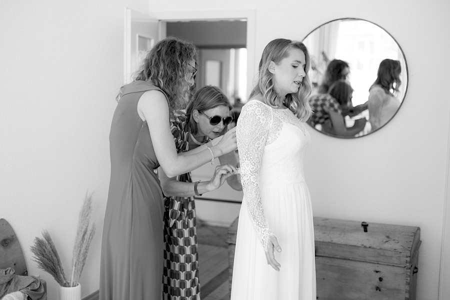 Katja Velmans Hochzeitsfotograf Düsseldorf – Imken und Florians kirchliche Trauung im Gare du Neuss