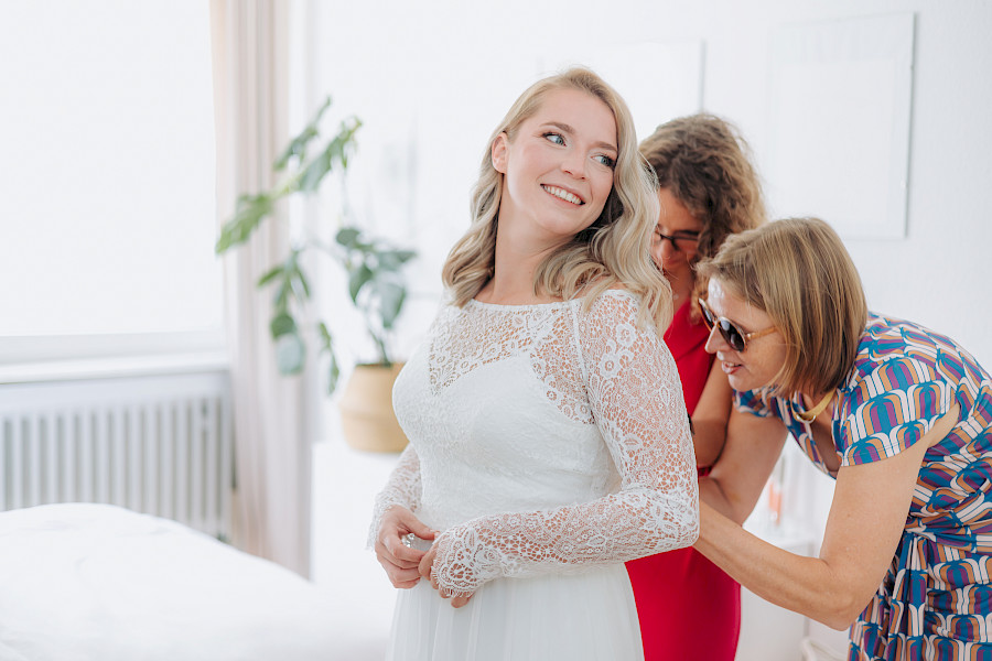 Katja Velmans Hochzeitsfotograf Düsseldorf – Imken und Florians kirchliche Trauung im Gare du Neuss