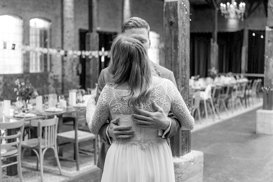 Katja Velmans Hochzeitsfotograf Düsseldorf – Imken und Florians kirchliche Trauung im Gare du Neuss