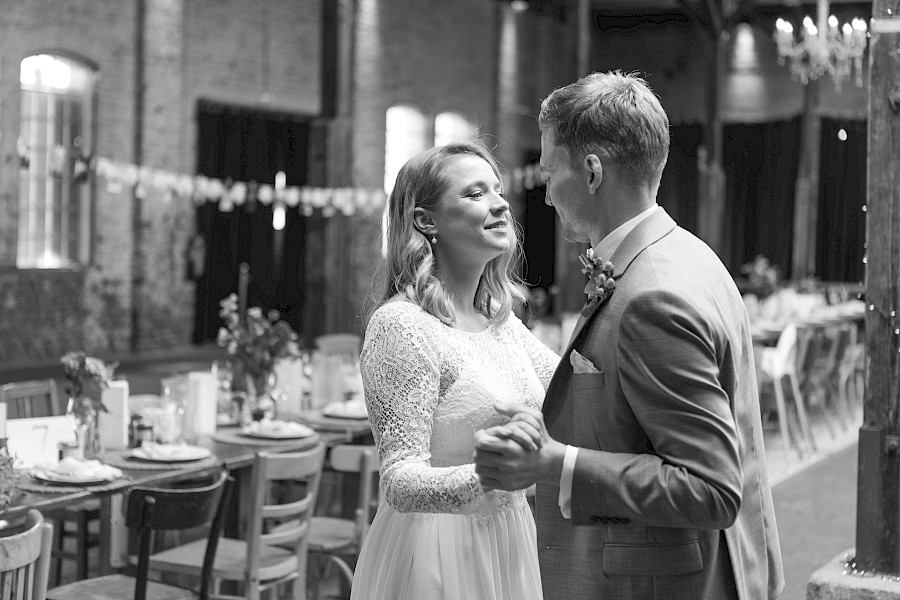Katja Velmans Hochzeitsfotograf Düsseldorf – Imken und Florians kirchliche Trauung im Gare du Neuss