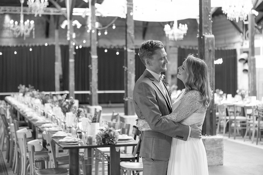 Katja Velmans Hochzeitsfotograf Düsseldorf – Imken und Florians kirchliche Trauung im Gare du Neuss